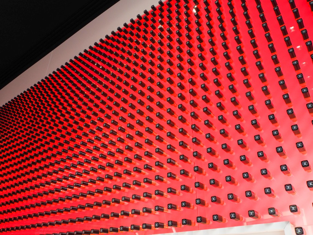 巴黎香榭大道 CHANEL Beauty Studio 唇膏牆